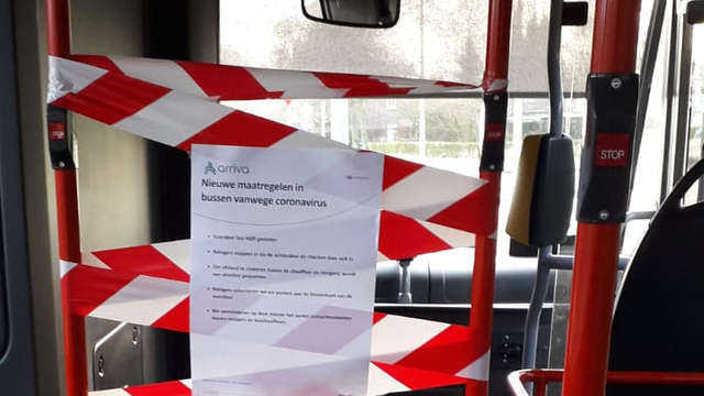 https://limburg.pvda.nl/nieuws/hulde-aan-de-helden-ostar-van-den-berg-buschauffeur/Afscheiding tussen de reizigers en buschauffeur in een stadsbus door corona.
