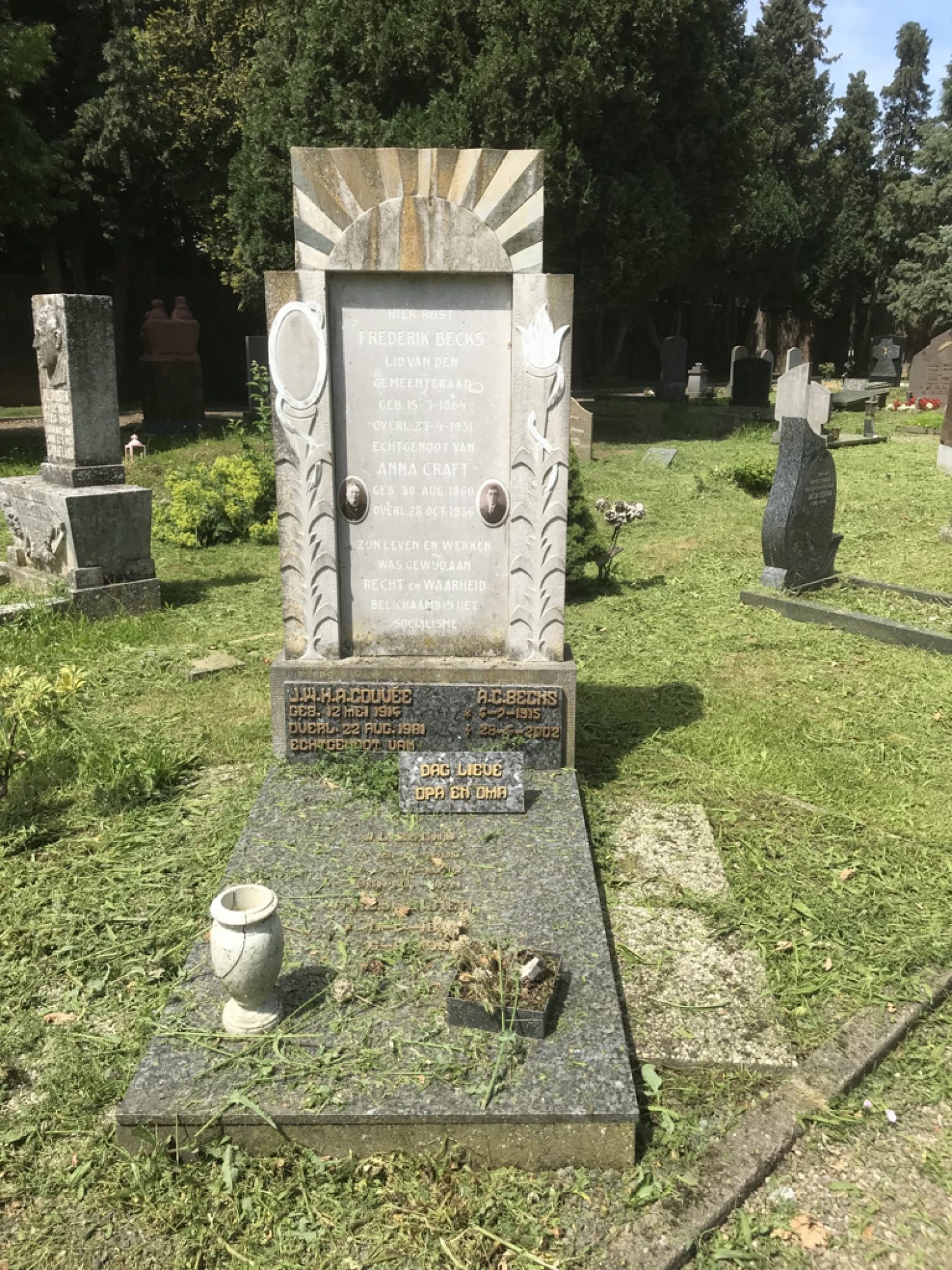 https://limburg.pvda.nl/nieuws/1-mei-2020-dag-van-de-arbeid-een-virtueel-bezoek-aan-vak-aa-in-coronatijd/Het graf van Frederick Becks.