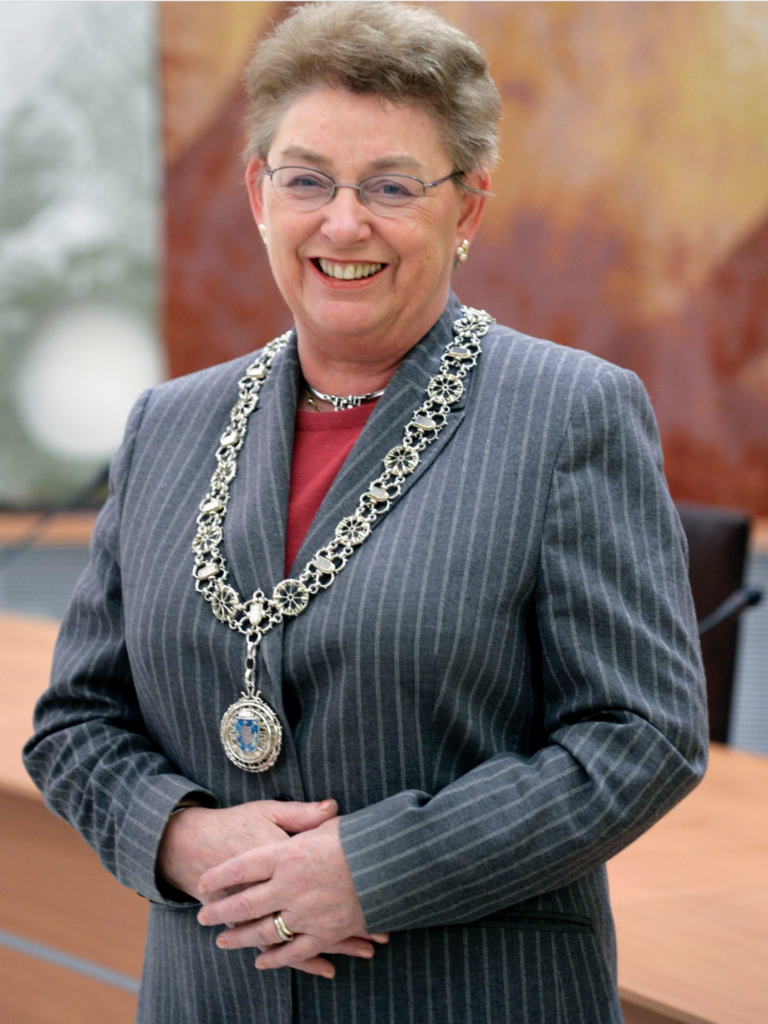 Joke Kersten bij haar installatie als burgemeester van Uden in 2004. 